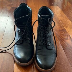 *like new* Black Women’s Lace-Up Leather Boots (Clarks) Size 8